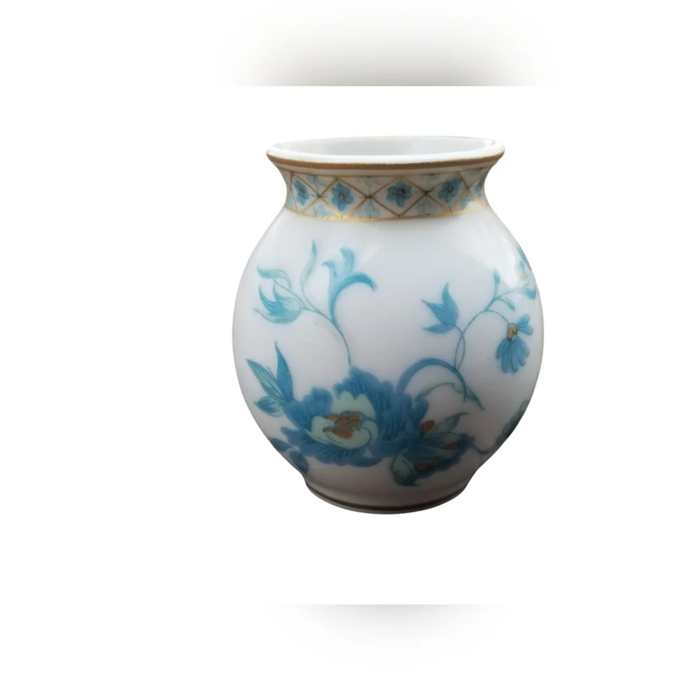 HAVILAND LIMOGES VINTAGE WHITE & BLUE HANDPAINTED FLORAL DESIGN MINI VASE